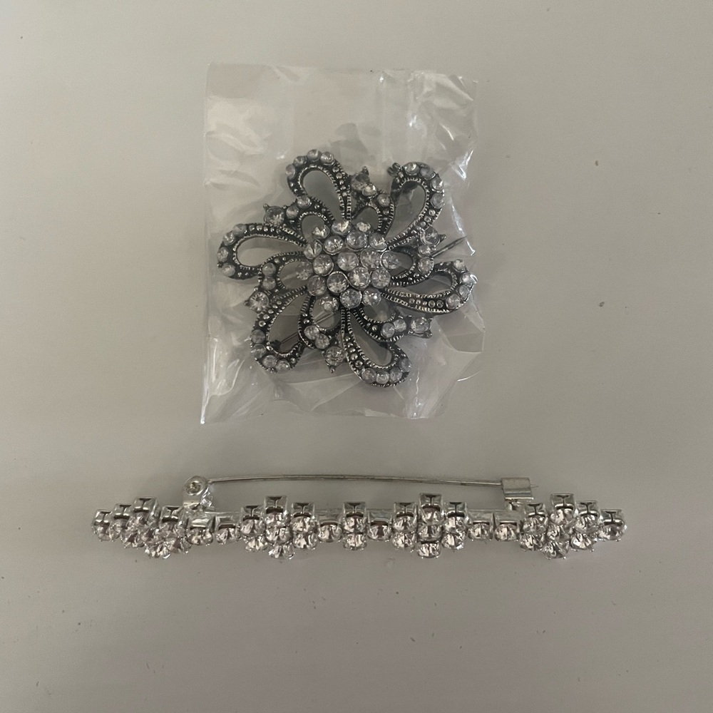 ✨Two rhinestone Brooches